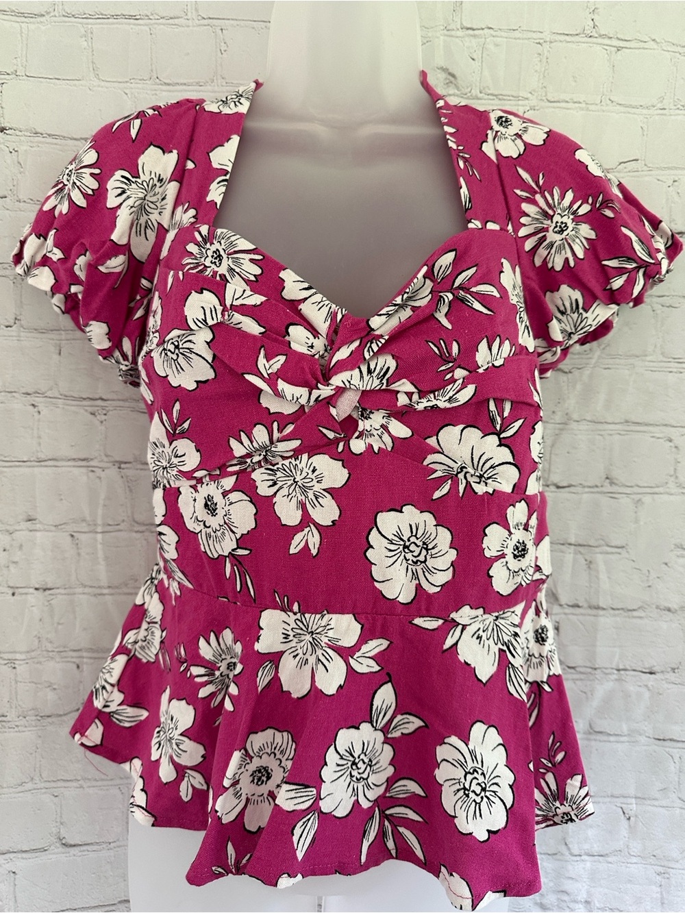 Francesca’s Floral Sweetheart Peplum Top - Magenta size S NWT